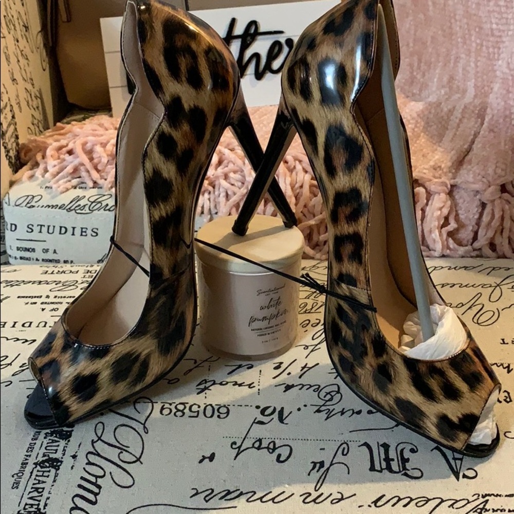 Amanda Harris patent leather 5” peeptoe heels